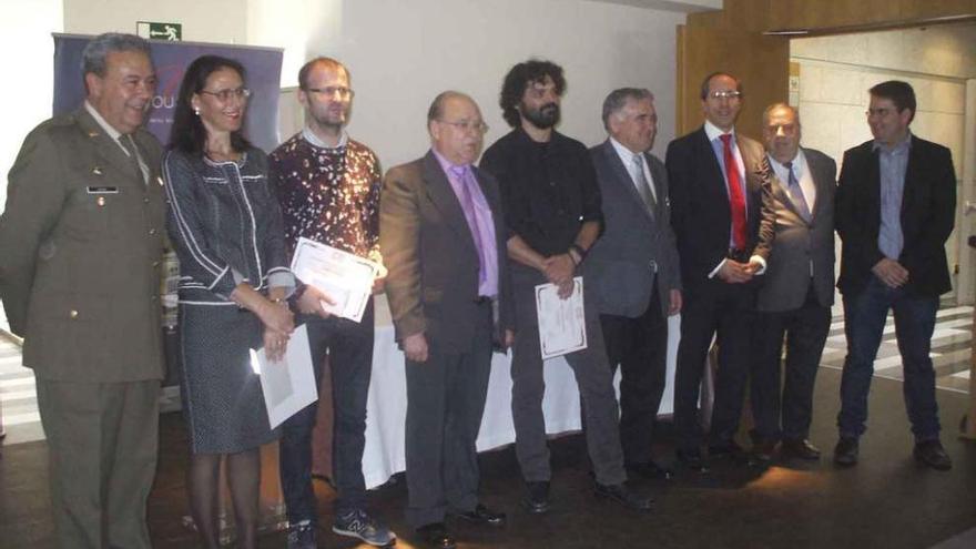 Los artistas premiados posan en un foto de familia con autoridades y responsables de Valbusenda. Foto