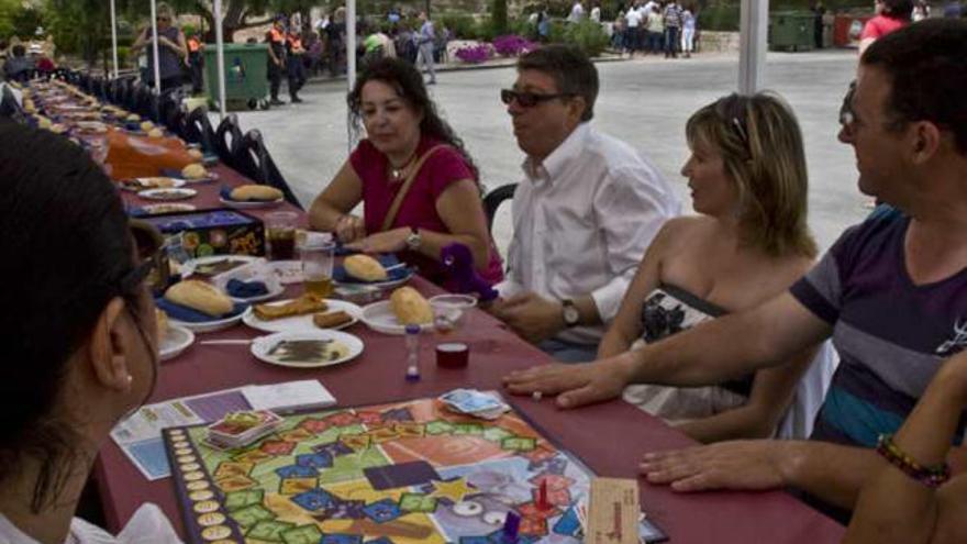 Un grupo de funcionarios en el recinto donde comieron.