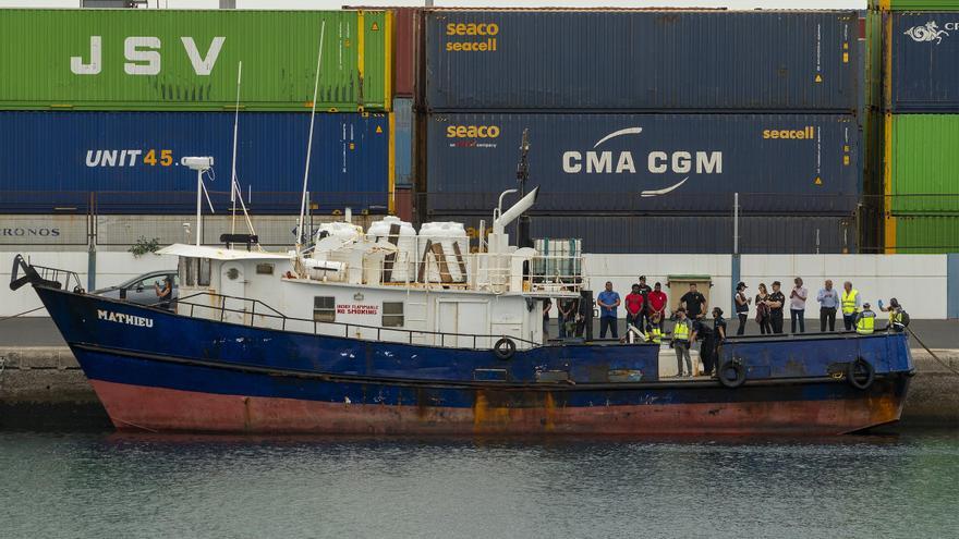 Traslado al Puerto de Arrecife (Lanzarote) del pesquero interceptado con 1.000 kilos de cocaína