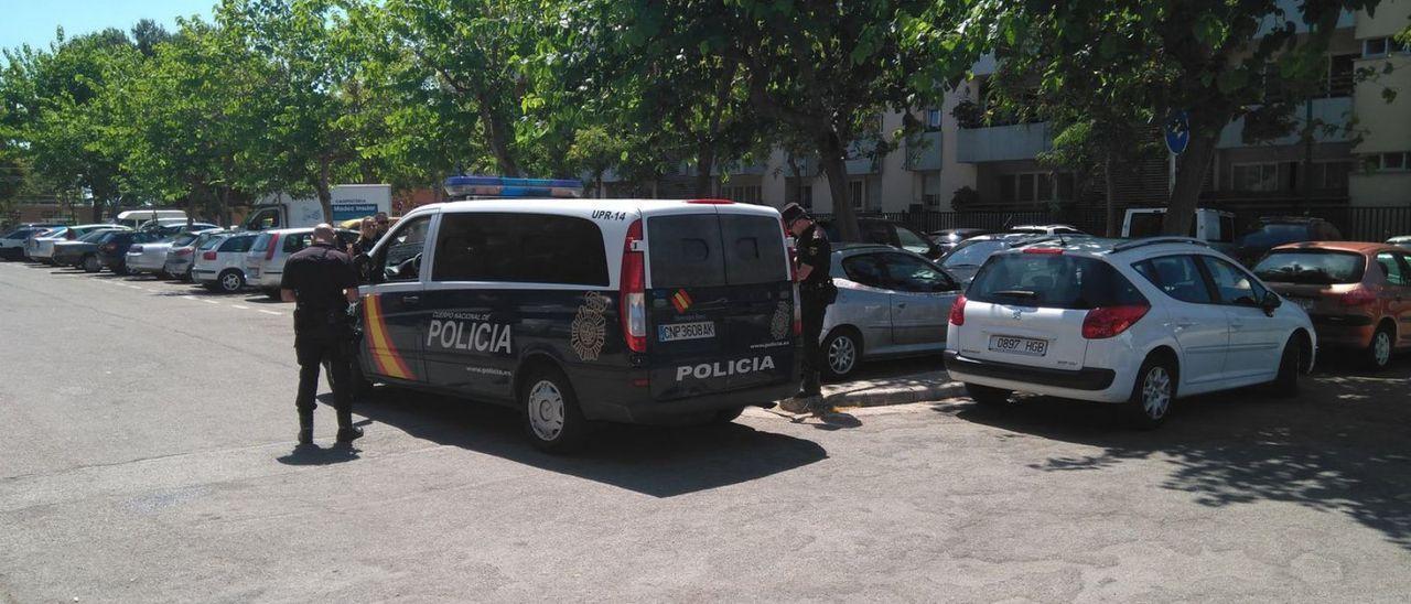 Varios policías, durante una intervención en Nou Llevant, donde se produjo el atraco.