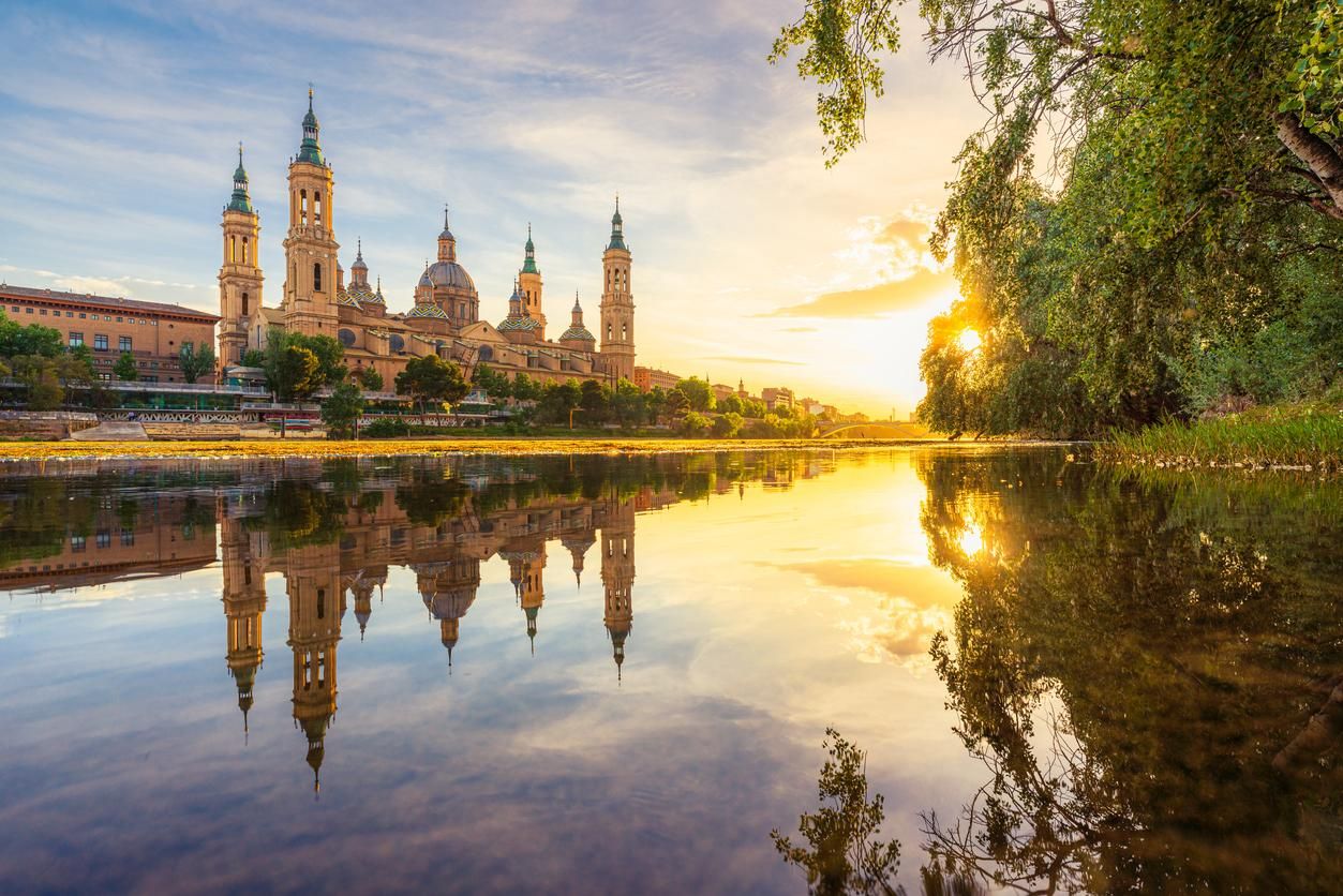 Vista del río Ebro y la Basílica del Pilar en Zaragoza, España