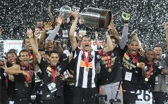 Fotografía de archivo de jugadores del equipo del Atlético Mineiro celebrando tras obtener su primer título de Copa Libertadores tras vencer al Olimpia el 24 de julio de 2013, en el estadio Do Mineirao en la ciudad de Belo Horizonte (Brasil).