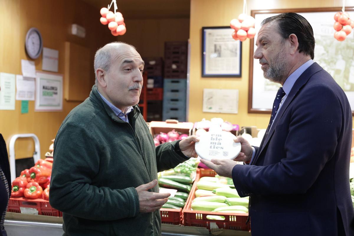 FOTOS | Reconocen como 'Comerços Emblemàtics' a varias paradas históricas del Mercat de l’Olivar
