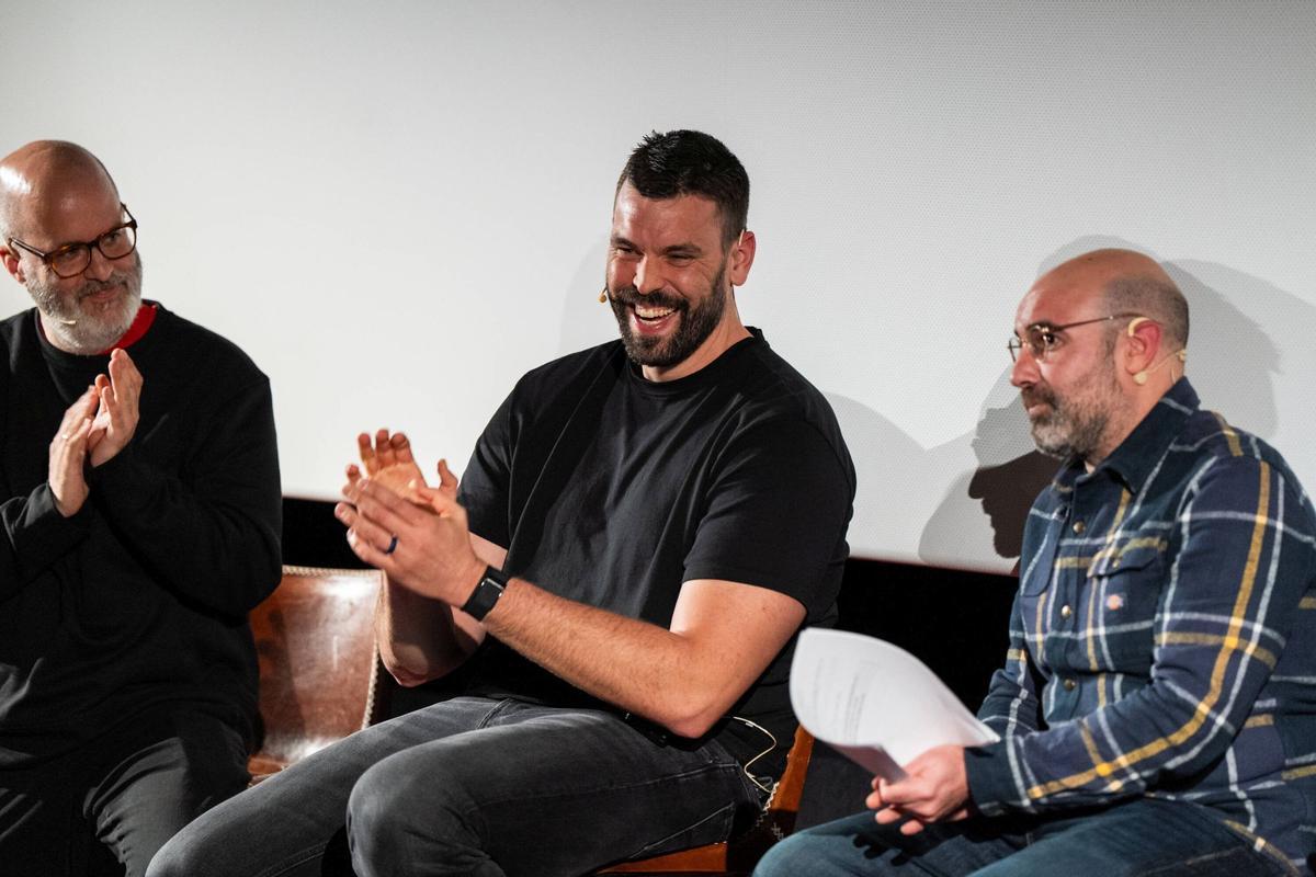 Marc Gasol divulgó este martes un corto y entretenido vídeo que arrastraba un interrogante: y ahora, ¿qué? Con la rueda de prensa convocada para este miércoles en el cine Texas de Barcelona buscó responder a la cuestión. No hacía falta acreditarse como experto en baloncesto, ni indagar en fuentes, para entender que se trataba de la puesta en escena de su retirada como jugador, postergada unos cuantos meses.