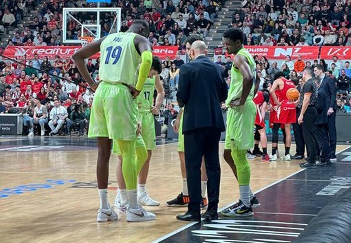 El técnico azulgrana dando instrucciones durante el encuentro