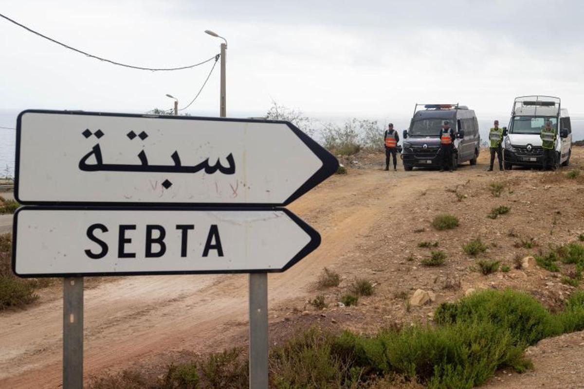 Control de la gendarmería y auxiliares militares de Marruecos en un acceso a la frontera con Ceuta.