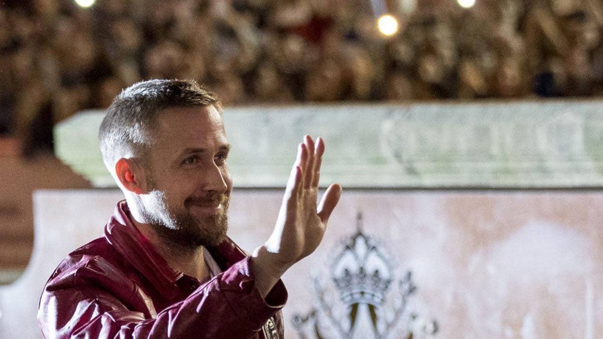 Ryan Gosling levanta pasiones a su llegada a San Sebastián