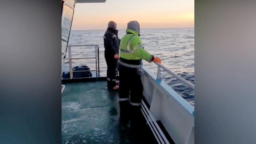 La tripulación de un barco vigués, en labores de búsqueda en Terranova este mismo miércoles.