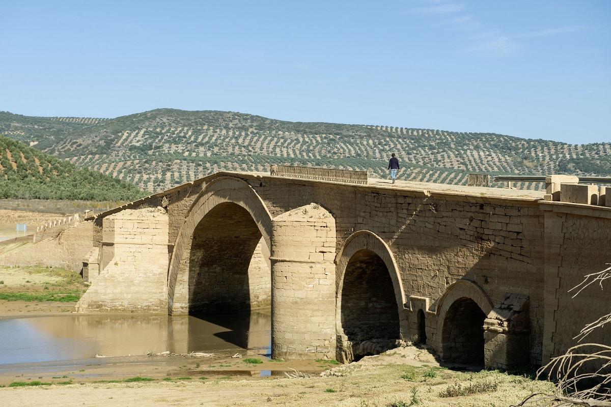 Un puente renacentista en Jaén que emerge tras la sequía en el pantano, en una imagen de archivo.