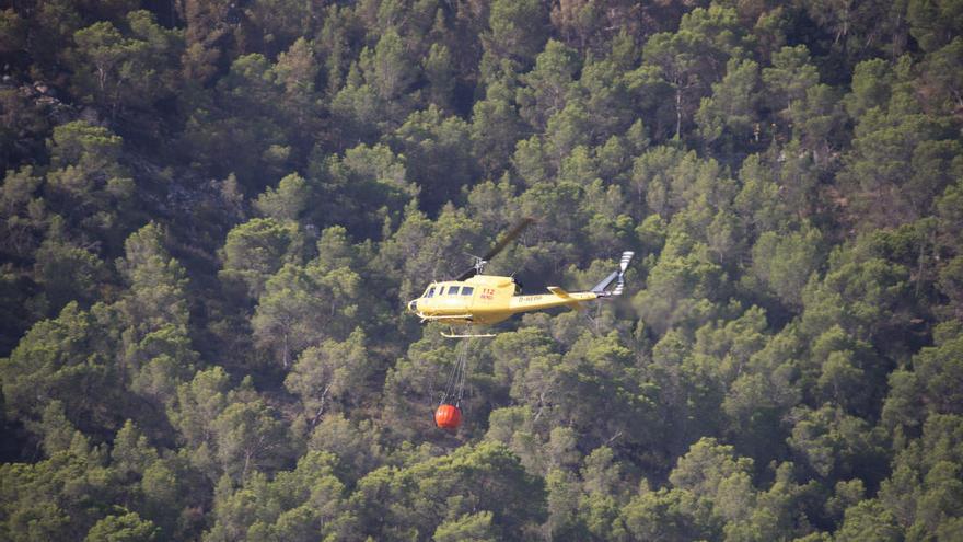 Un helicóptero realiza tareas de refresco.