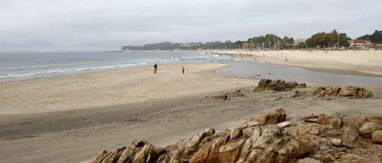 Playa de Foz, ubicado en el margen izquierdo de la desembocadura del río Lagares. // Alba Villar