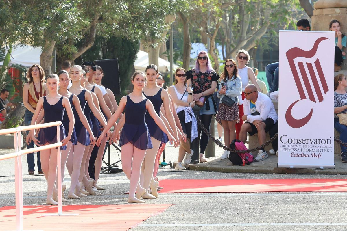 Todas las imágenes de la clase celebrada por el Convservatori de Ibiza en el Dia de la danza en Vara de Rey