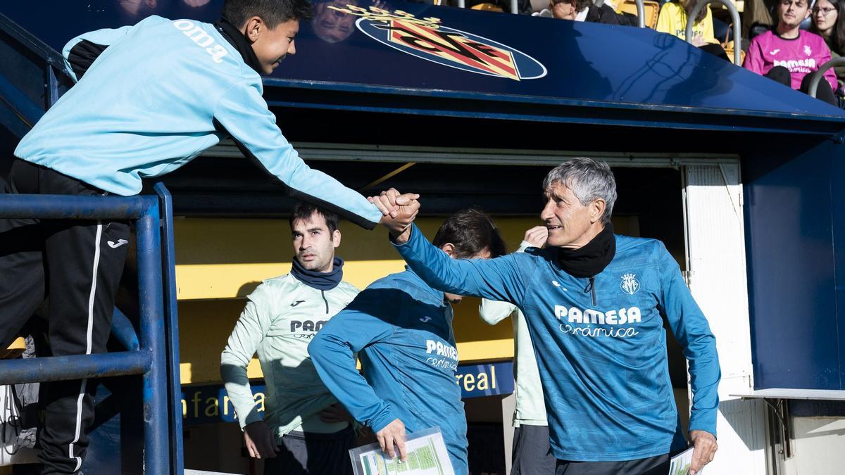 El entrenador del Villarreal CF, Quique Setién, saluda a un niño en la jornada de puertas abiertas del pasado jueves.