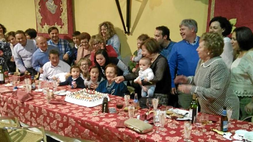 María Antonia Olmo celebra los 103 años de edad en familia