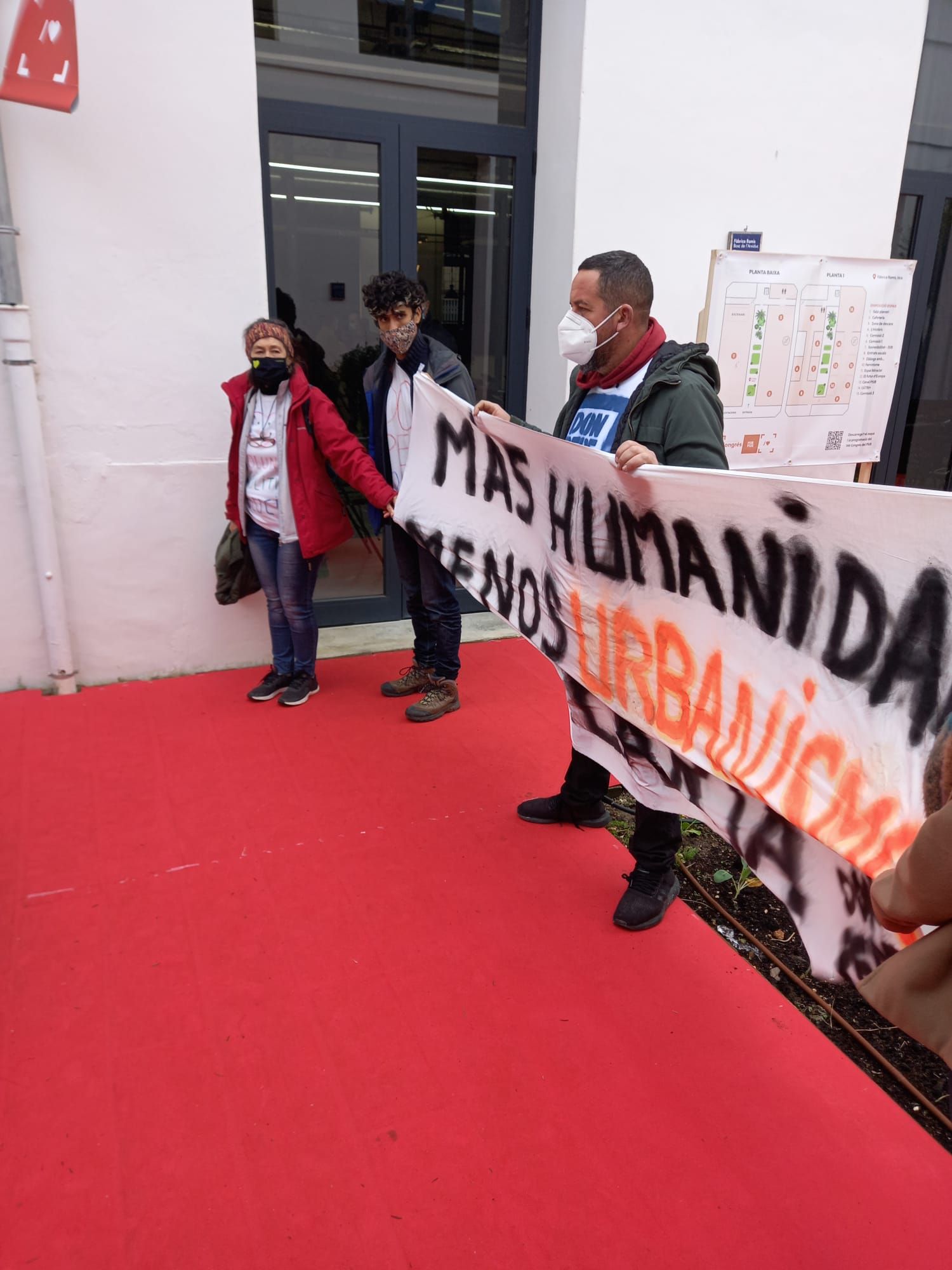 Protesta de los vecinos del Don Pepe en el Congreso del PSIB en Mallorca.