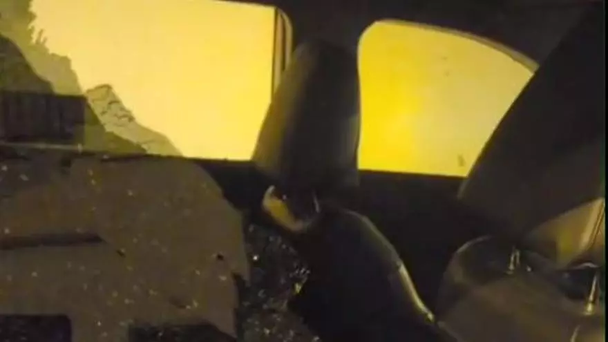 "Milagro" en Miércoles Santo en Xàbia: una bala de poco calibre destroza las lunas de un taxi sin causar heridos