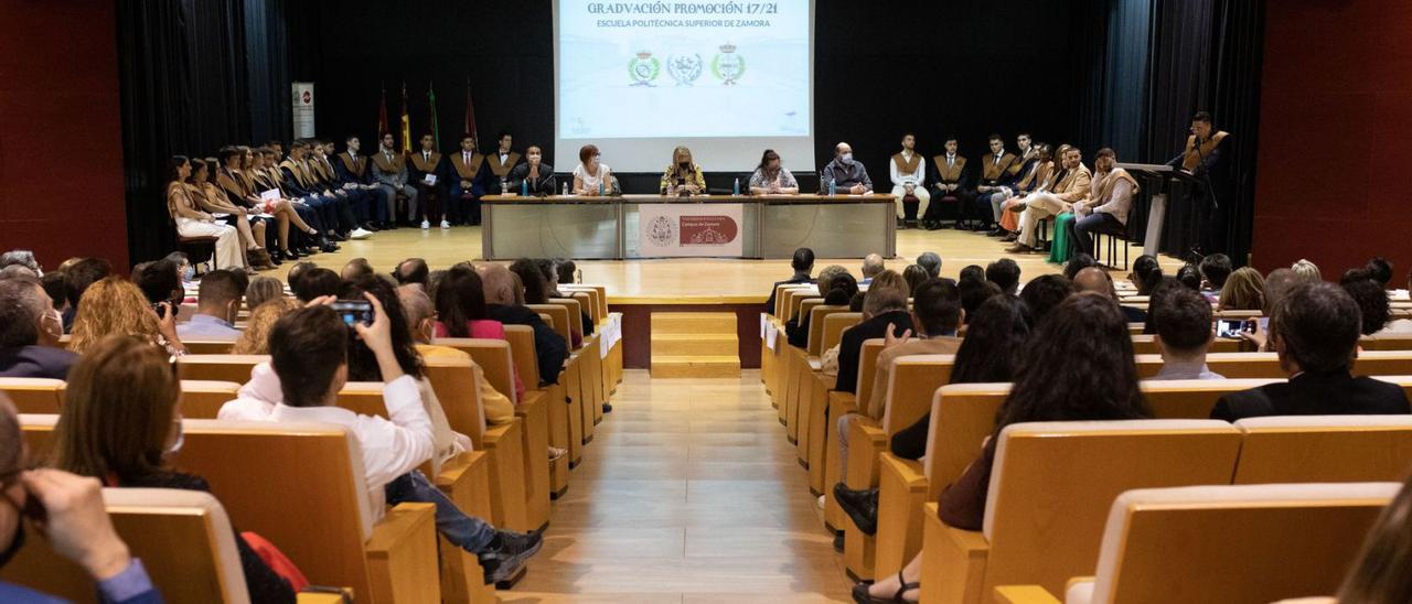 Graduaciones de ingenieros en el salón de actos del Campus Viriato de Zamora.