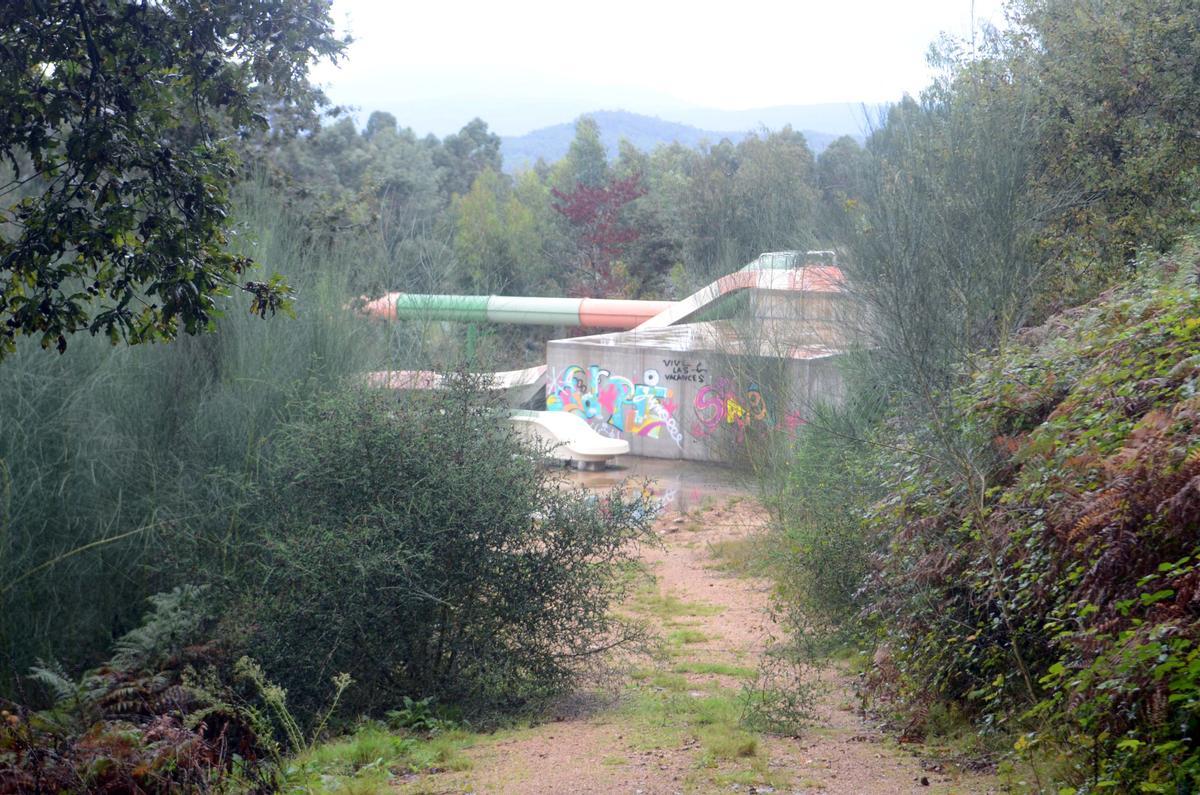 La promotora llegó a instalar varios de los toboganes que conformarán la infraestructura.