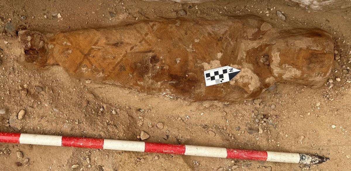 Una misión arqueológica de la Universitat de Barcelona (UB) y el Institut del Pròxim Orient Antic (IPOA) ha descubierto un cementerio con momias de época romana en la zona de Al Bahnasa, a unos 190 kilómetros al sur de El Cairo.