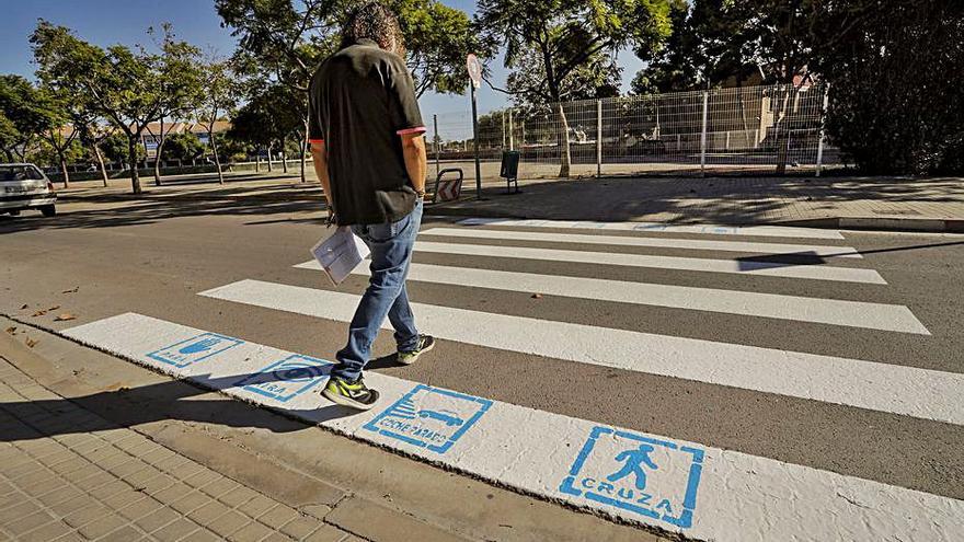 Pictogramas recién pintados en un paso de cebra en Sagunt. | DANIEL TORTAJADA