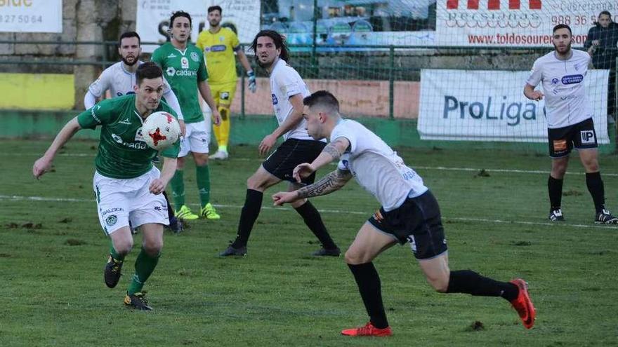 Un lance del partido de ayer en Espiñedo. // Jesús Regal