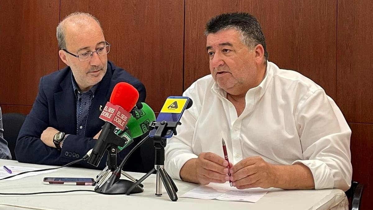 El alcalde de Alzira, Diego Gómez, junto al concejal de Deportes, Fernando Pascual.