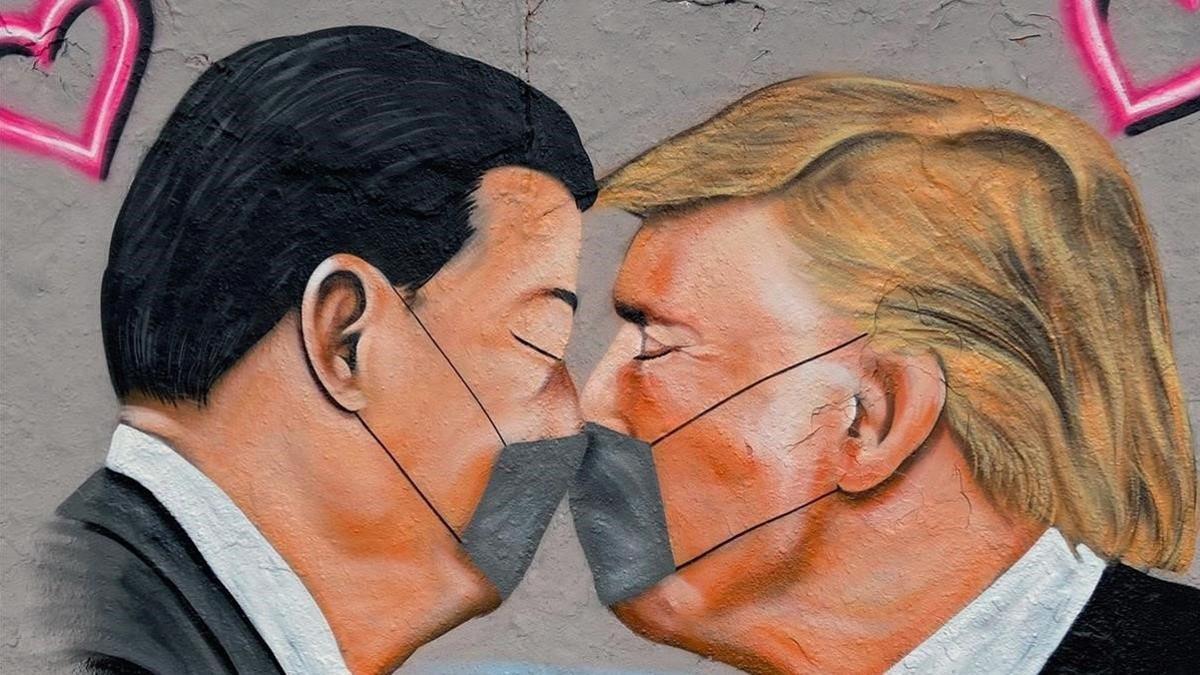 Grafiti de Xi Jinping y Donald Trump emulando el del beso de Breznev y Honecker, en el muro de Berlín.
