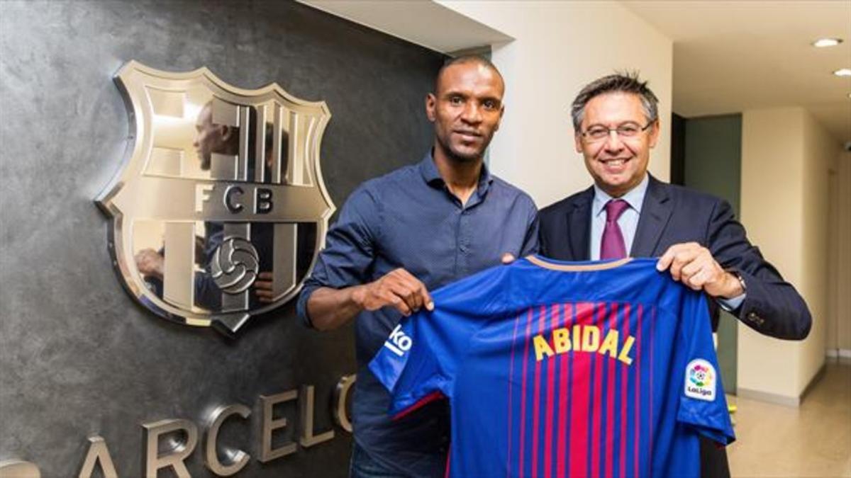 Bartomeu y Abidal, ayer, con la camiseta que lucirá el exjugador.