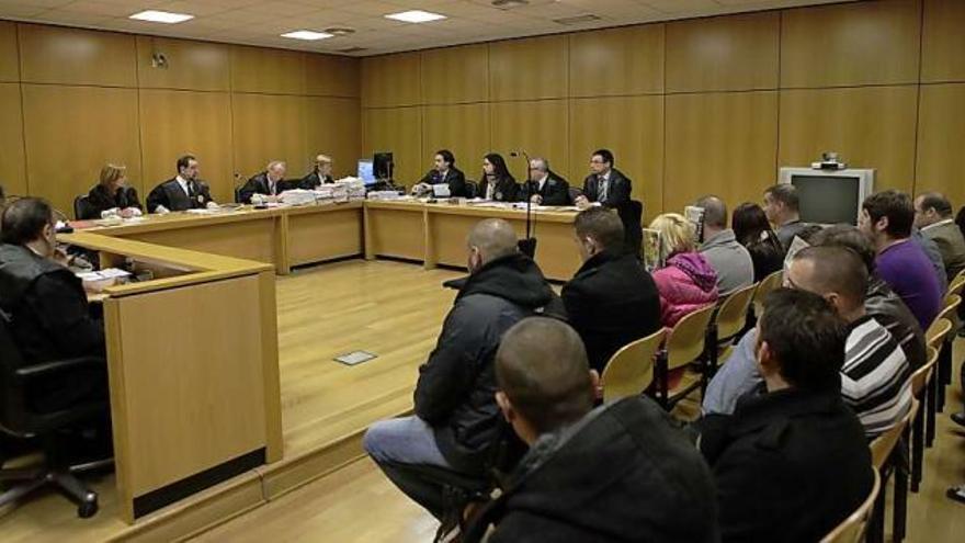 Los acusados, ayer, ante el tribunal de la sección octava de la Audiencia.