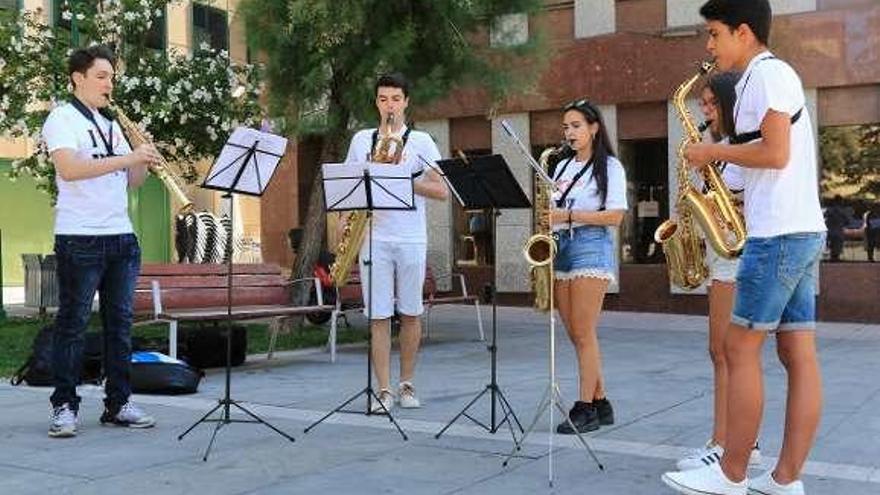 La música inunda el centro y la plaza de la Catedral