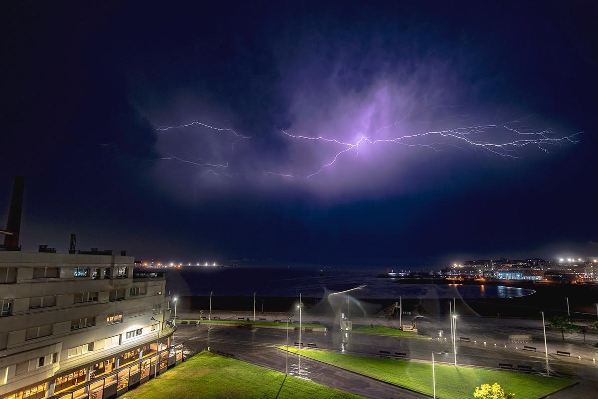 Las impresionanes imágenes de la tormenta eléctrica en Poniente, Gijón