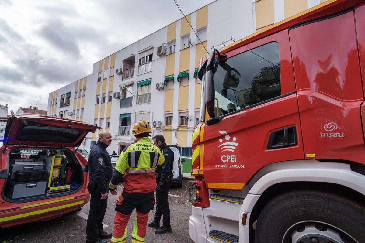 Bomberos en Mérida durante la borrasca.