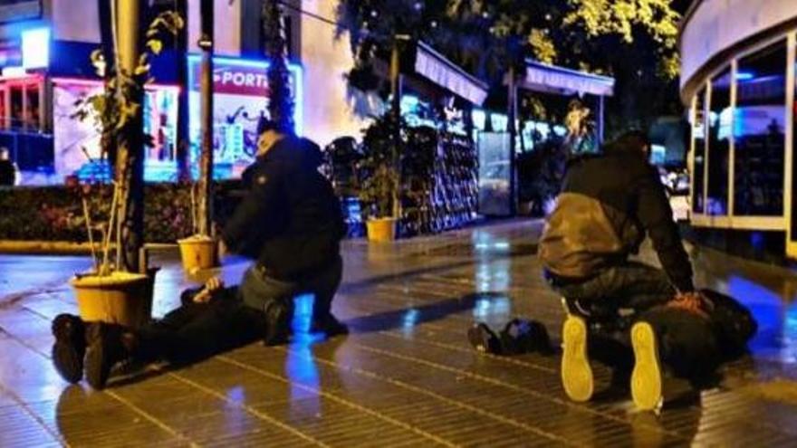 Archivbild: Die Polizei nimmt Räuber Paseo Marítimo fest. Diese Tage sind die Straßen ruhig.