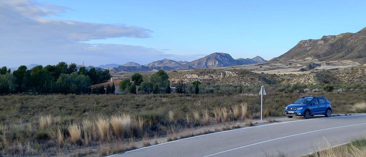 Terrenos afectados por el proyecto de Elawan en Busot, junto a la carretera que va a Xixona y con la Serra Sevila a la derecha.  | J.A.RICO