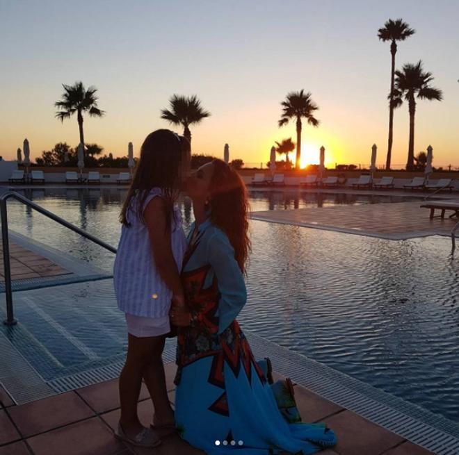 Paula Echevarría y Daniella se dan un beso durante sus vacaciones