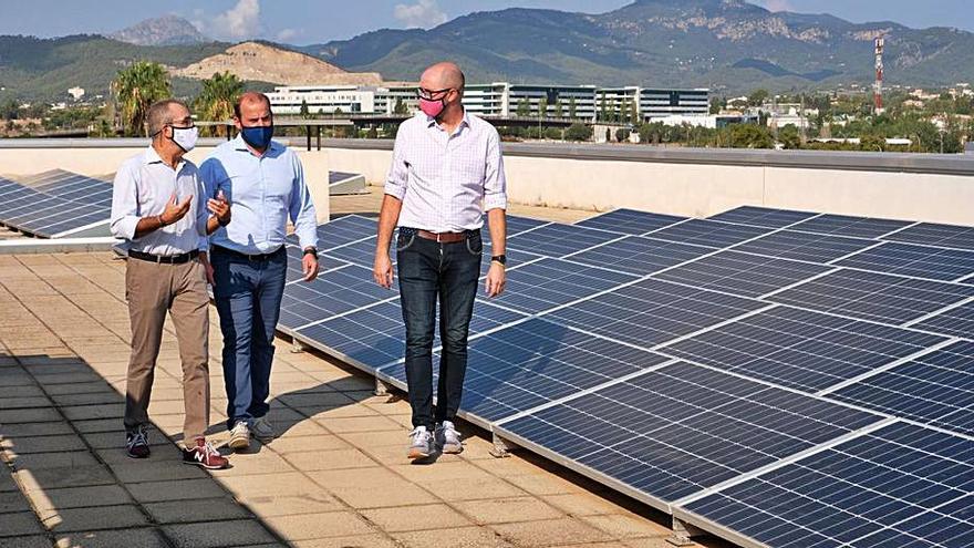 Yllanes, Mir y Malagrava, ayer, visitan la instalación de placas solares. | CAIB