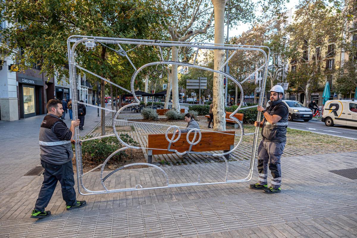 Dos operarios trabajan en los preparativos de las luces de Navidad del paseo de Sant Joan, el pasado 8 de noviembre.