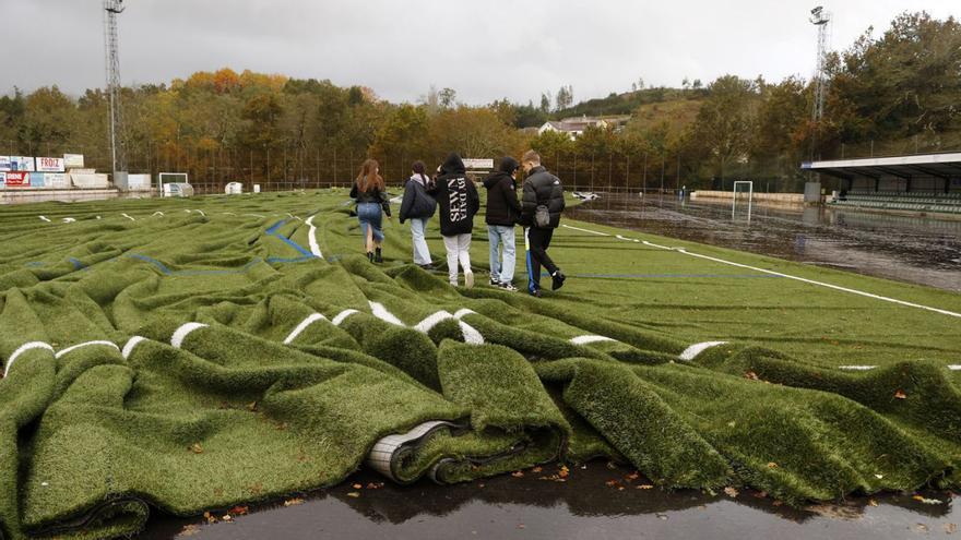 El campo de hierba sintética de Chan da Barcia tras la inundación de noviembre del año pasado. |   // G. S.