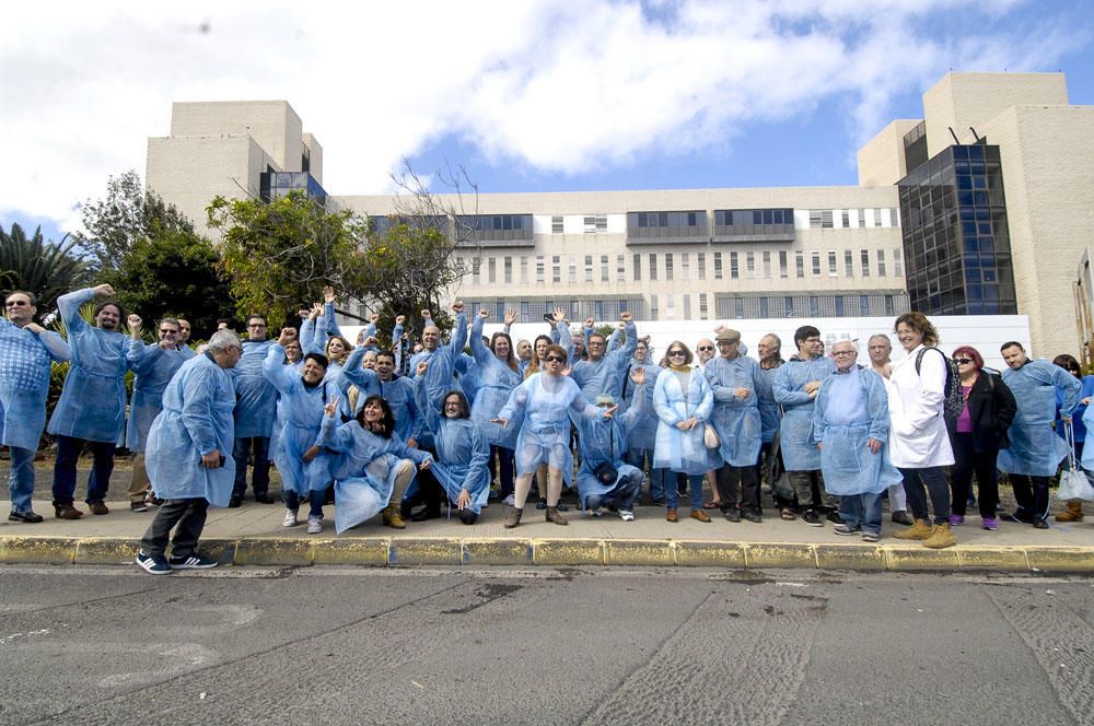 Concentración frente al Hospital Doctor Negrín en defensa de la sanidad pública