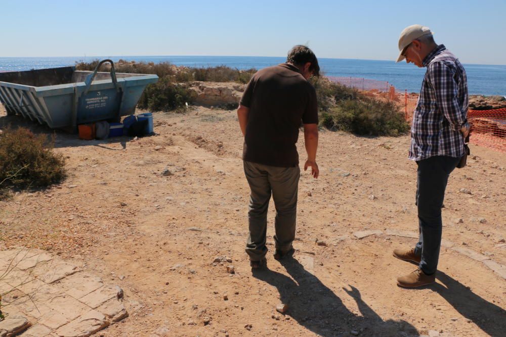 Visita de técnicos y ediles del gobierno local a la excavación del refugio