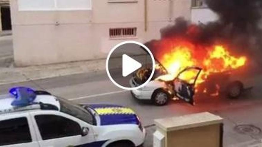 Un cotxe es cala foc i baixa un carrer cremant a Alacant