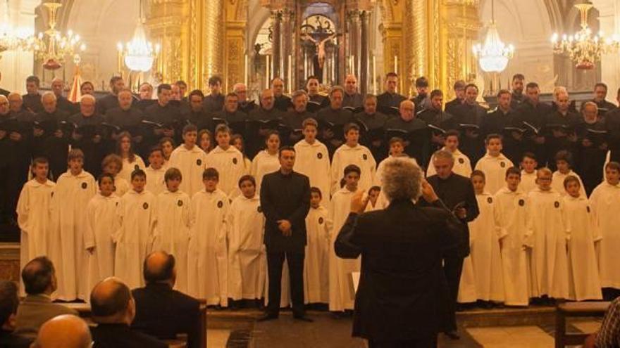 Los miembros de la Capella y la Escolanía del Misteri d&#039;Elx durante el concierto en la basílica de Santa María.