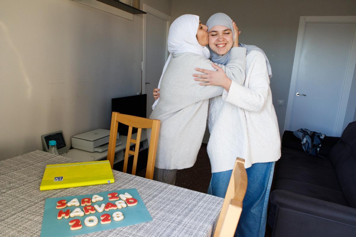 Fatiha Amenkar besa a su hija, Sara Padilla, tras haver sido admitida para estudiar en la universidad de Harvard.