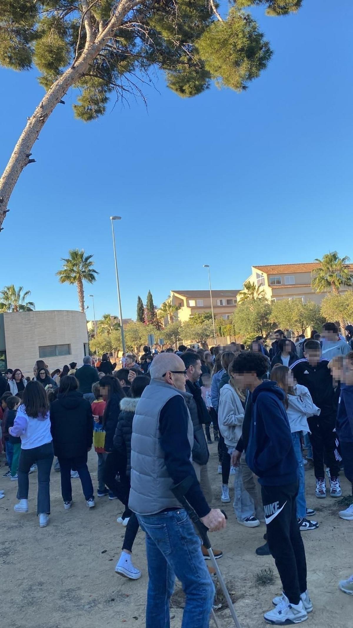 Alumnos y docentes en un parque cercano al Liceo tras su desalojo