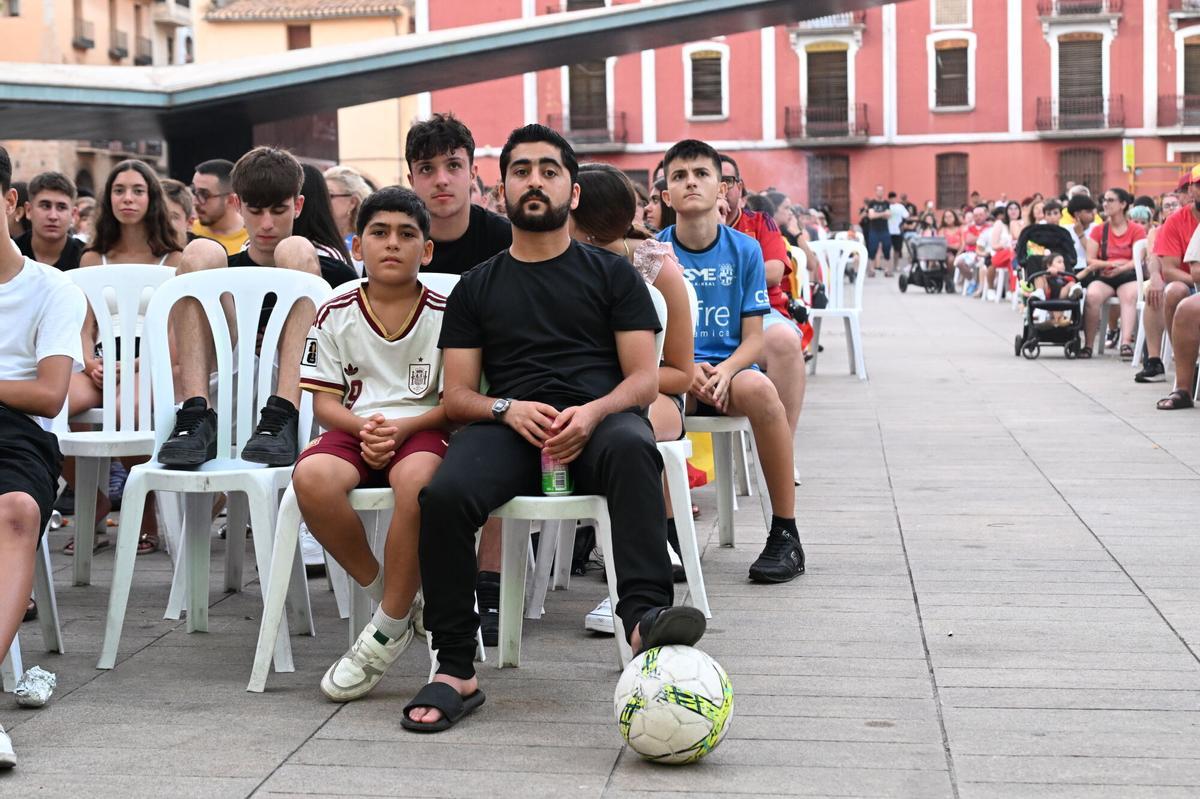 Centenares de aficionados se reúnen en la Plaça Major.