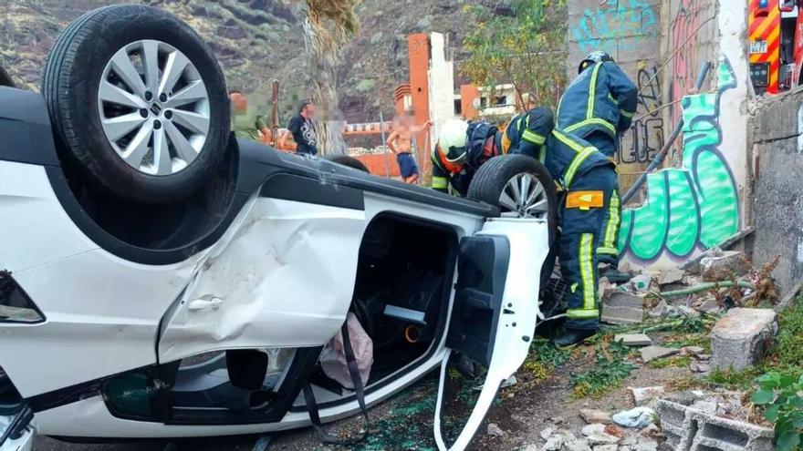 Vuelca un coche en Tenerife tras salirse de la vía y caer desde un muro
