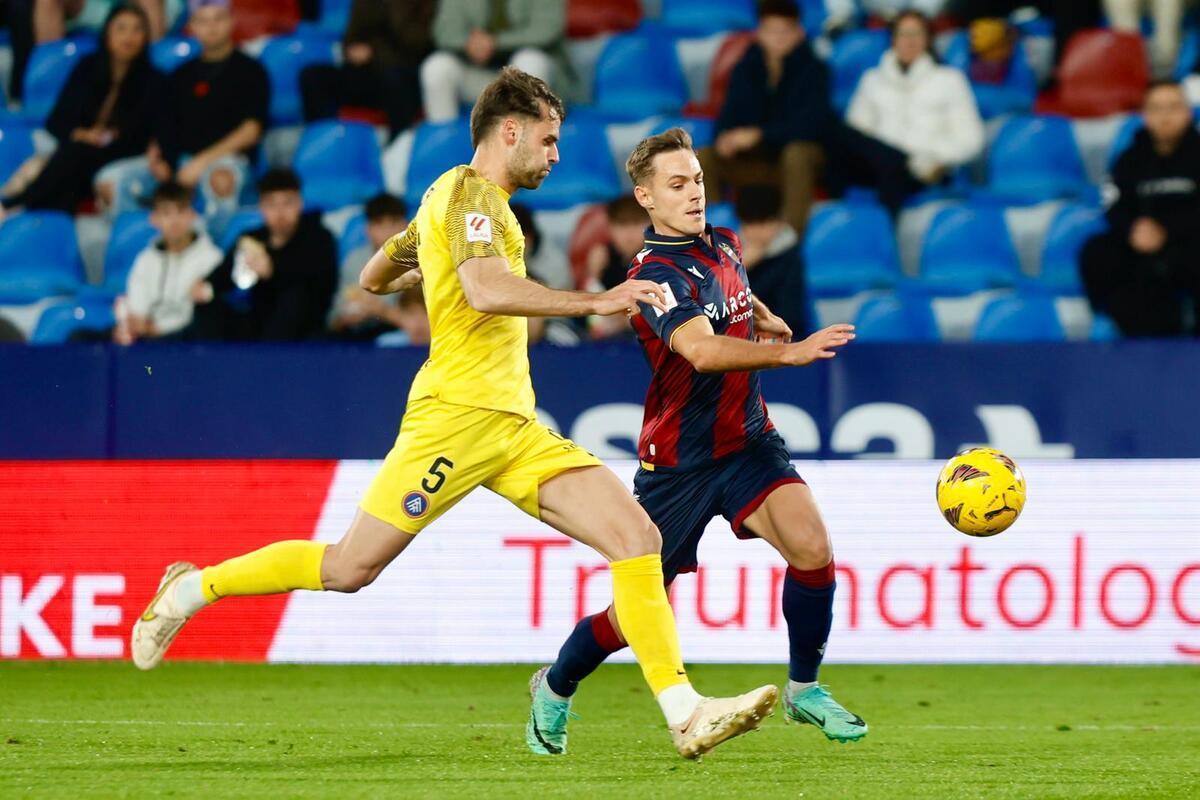 Dani Gómez pelea por el balón durante el Levante - Andorra