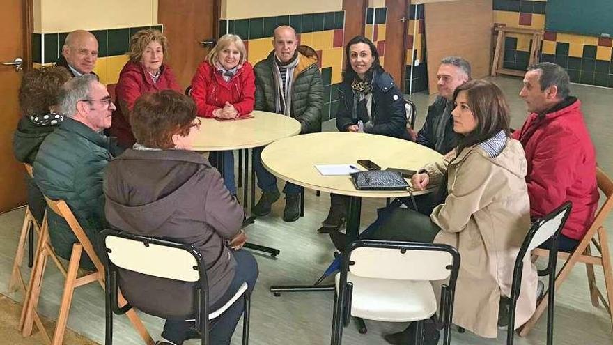 Los vecinos de Mogor reunidos con la alcaldesa de Marín, María Ramallo. // S.A.