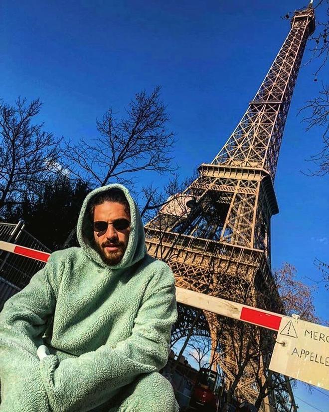 Maluma junto a la Torre Eiffel en su gira europea