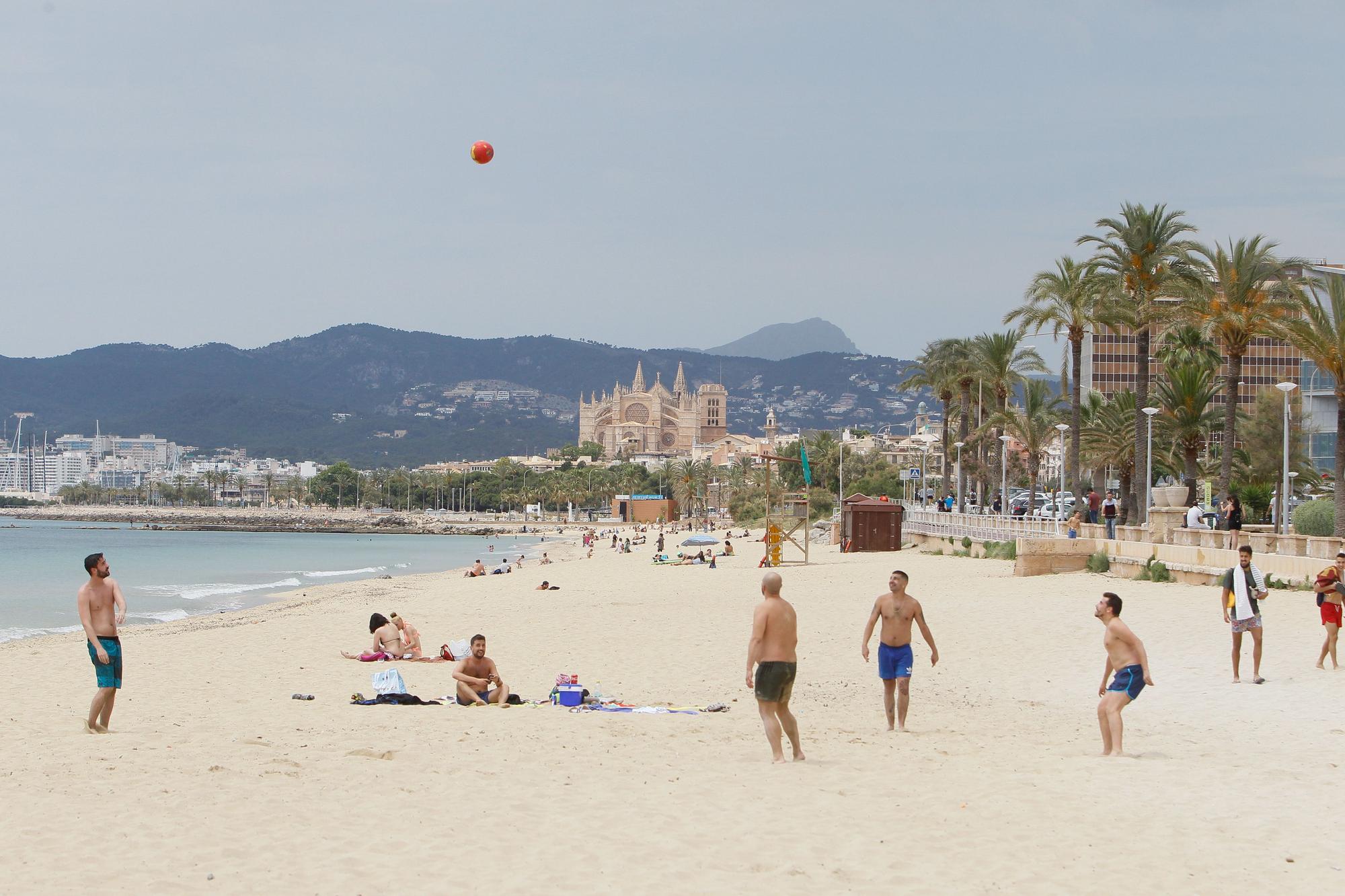 Imagen de archivo de bañistas en una playa de Palma.
